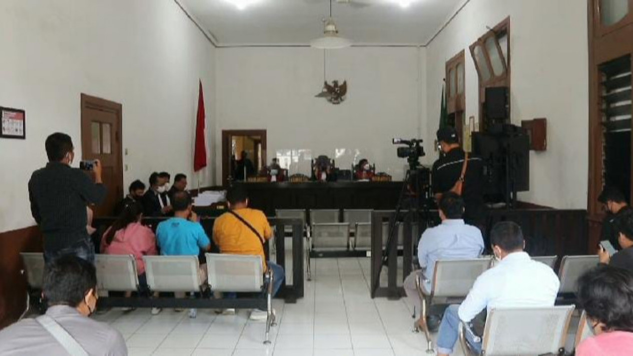 Bupati Bogor Nonaktif Ade Yasin Dituntut Tiga Tahun Penjara
            - galeri foto