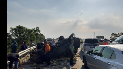 Kurang Konsentrasi, Mobil Muatan Penumpang Tabrak Pick Up Muatan Melon di Tol Jombang, 1 Orang Meninggal Dunia