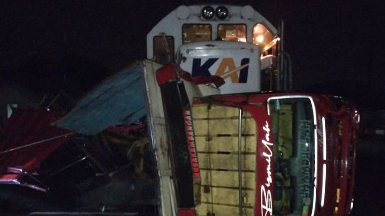 KA Kahuripan Tertabrak Truk, Perjalanan Kereta Api Lintas Selatan Jawa Terganggu
            - galeri foto