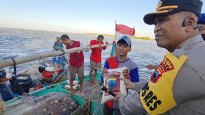 Sisir Perairan Juwana, Polres Pati Bagikan 1 Ton Beras ke Nelayan Terdampak Kenaikan Harga BBM