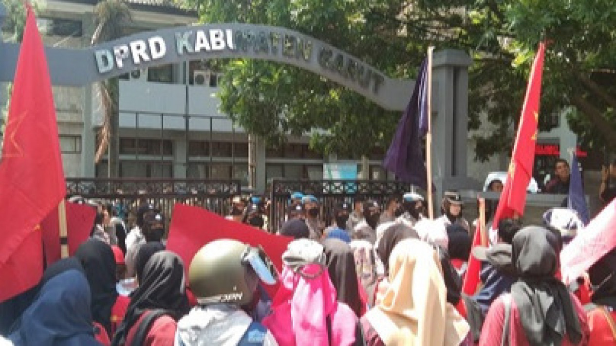 Tolak Kenaikan Harga BBM, Buruh di Garut Kepung Kantor DPRD
            - galeri foto