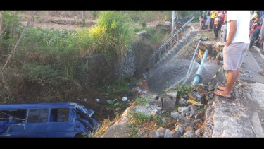 Mobil Travel Terguling ke Sungai di Banyuwangi, Dua Warga Asing Luka-luka