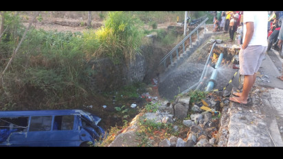 Mobil Travel Terguling ke Sungai di Banyuwangi, Dua Warga Asing Luka-luka