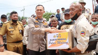 Peduli terhadap Masyarakat dengan Naiknya Harga BBM, Polres Malang Bagikan Sembako Ke Sopir Jeep TNBTS