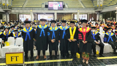 Ketua MWA UI Saleh Husin Berbaur Bersama Ribuan Wisudawan UI