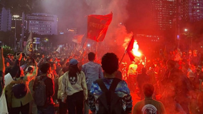 Situasi Terkini Demo BBM Naik di Jakpus: Massa Nyalakan Petasan dan Jebol Kawat Duri