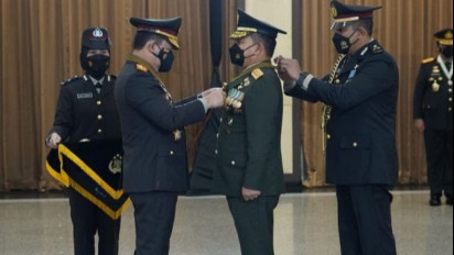 KSAD Dudung Terima Bintang Bhayangkara Utama dari Polri