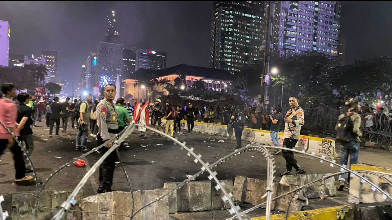 Demonstrasi Mahasiswa dan Buruh Sejak Siang Mulai Membubarkan Diri Pukul 20.00
            - galeri foto