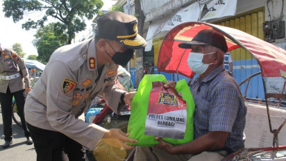 Peduli Warga Terdampak Kenaikan Harga BBM, Polres Lumajang Bagikan Sembako untuk Tukang Becak dan Sopir Angkot