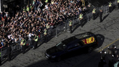 Peti Mati Ratu Elizabeth II Tiba di Istana Buckingham, Warga London: Tuhan Selamatkan Ratu!