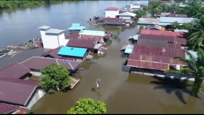 Banjir Semakin Parah, Warga Tetap Enggan Mengungsi Meski Rumahnya Kemasukan Air