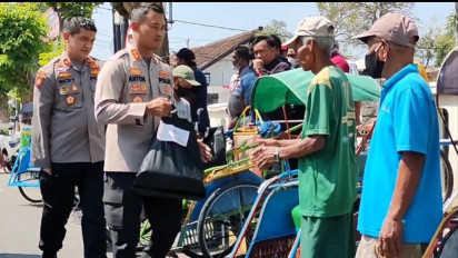 Polres Madiun Bagikan Sembako ke Warga Miskin, Ojol dan Tukang Becak, Terdampak Kenaikan Harga BBM