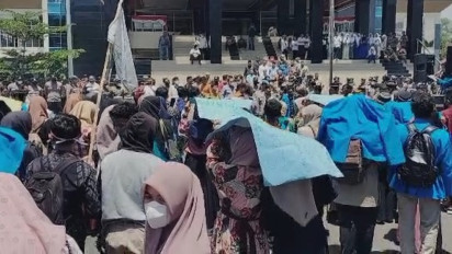 Bakar Ban Bekas, Ratusan Mahasiswa Binjai Demo di Depan Gedung DPRD Menolak Kenaikan Harga Bahan Bakar Minyak