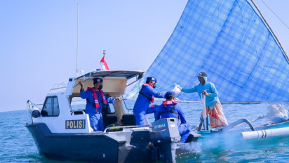 Dampak Kenaikan Harga BBM, Polres Situbondo Bagikan Bantuan Sosial ke Nelayan Tradisional