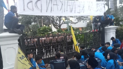 Kemarin Demo Jokowi, Kini Mahasiswa Geruduk Balai Kota DKI Minta Anies Tolak Kenaikan BBM