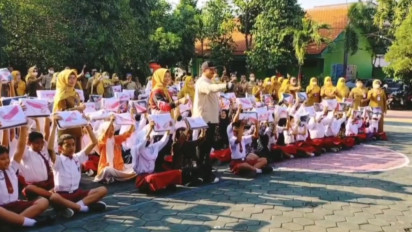 Dampak Kenaikan BBM, Walikota Madiun Bagikan Seragam Sekolah Gratis