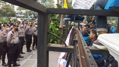 Dicueki Anies Baswedan, Momen Mahasiswa Coba Robohkan Pagar Balai Kota