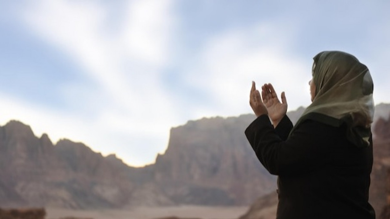 Punya Hajat atau keinginan? Berikt 10 Waktu Mustajab untuk Memanjatkan Doa
            - galeri foto