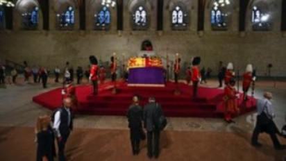Sebelum Pemakaman, Ribuan Masyarakat Inggris Beri Penghormatan Terakhir ke Ratu Elizabeth II di Westminster Hall