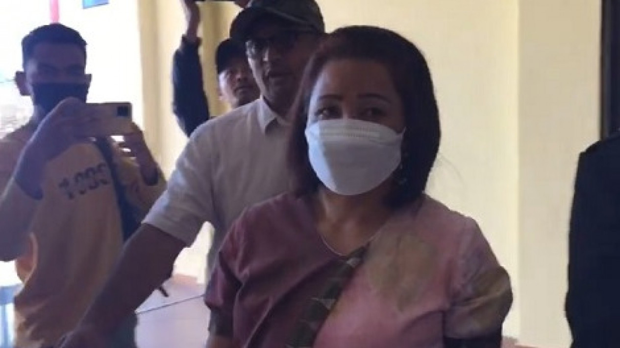 Istri Bupati Manggarai Diperiksa Terkait Suap Proyek APBD
            - galeri foto