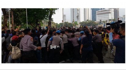 Mahasiswa Jebol Kawat Duri, Situasi di Patung Kuda Memanas