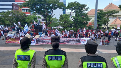 Tuntut Kesejahteraan, Ratusan Driver Online dan Ojol Demo di Kantor Gubernur Jateng