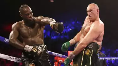 Tyson Fury bertarung melawan Deontay Wilder