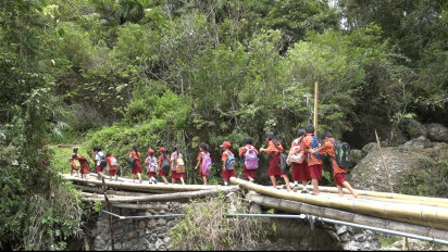 Lintasi Jembatan Bambu Lapuk, Anak-Anak di Tana Toraja Menantang Maut Setiap Hari, Siswa SD: Pak Jokowi Perbaiki Dong