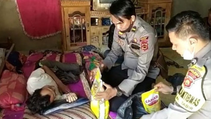 Dampak Kenaikan Harga BBM, Polisi Berikan Paket Sembako Kepada Warga Miskin dan Sakit