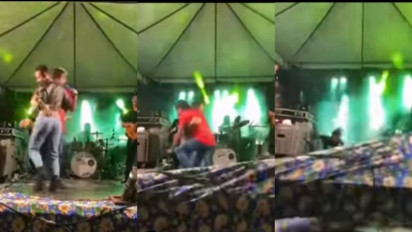 Viral! Dua Pria Asyik Berjoget Hingga Panggung Ambruk, Netizen: Teguran Secara Langsung