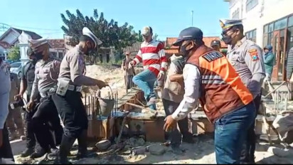 Polisi Lalu Lintas Sampang, Madura, Bagikan Ratusan Material Semen dan Sembako ke Kuli Bangunan dan Tukang Becak