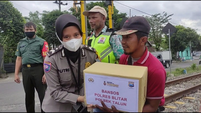 Harga BBM Naik, Polsek Talun, Blitar, Salurkan Sembako untuk Pengatur Lalu Lintas dan Penjaga Rel Tanpa Palang Pintu