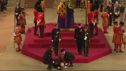 Detik-Detik Penjaga Peti Mati Ratu Elizabeth II Pingsan Tertangkap Kamera