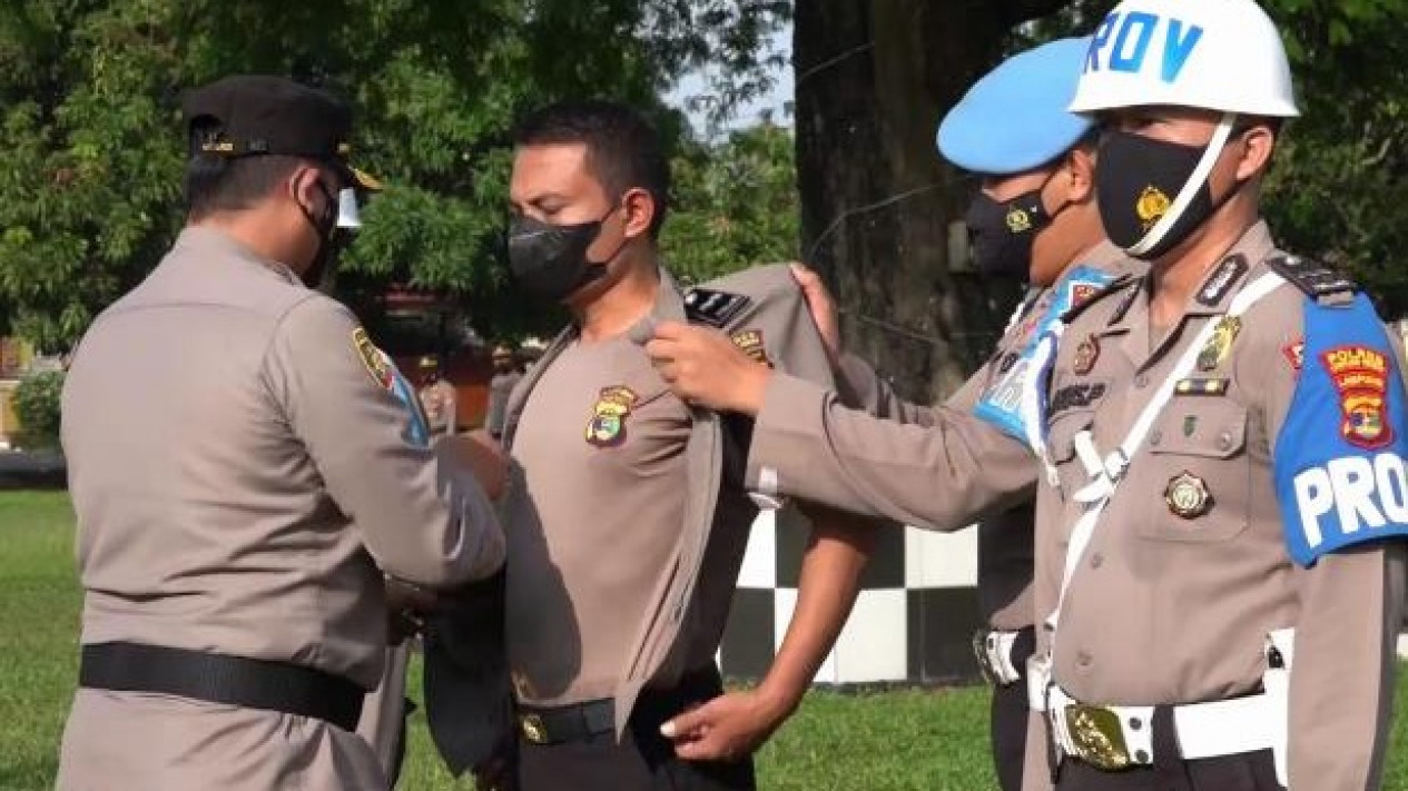 Polisi Tembak Polisi, Polda Lampung Gelar Upacara PTDH Kanit Propos Polsek Way Pengubuan
            - galeri foto