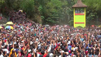 Perayaan Tradisi Yaaqawiyyu di Klaten, Ribuan Orang Berebut Enam Ton Kue Apem