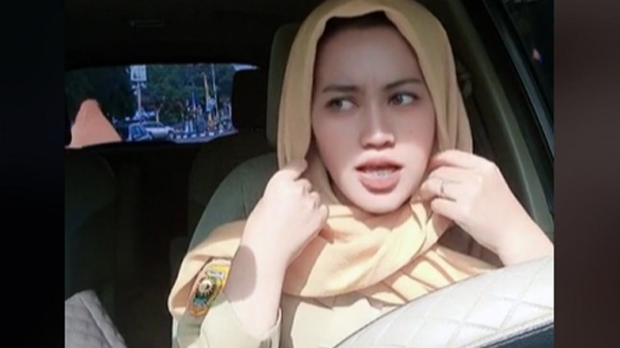 Setelah Dipecat, Bu Sekdes AS yang Viral Dugem dan Tenggak Miras Curhat Soal Kepasrahan, Sebut Nama Tuhan, Dua Hari Kemudian Justru Mengejek Warga
            - galeri foto