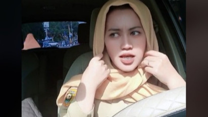 Setelah Dipecat, Bu Sekdes AS yang Viral Dugem dan Tenggak Miras Curhat Soal Kepasrahan, Sebut Nama Tuhan, Dua Hari Kemudian Justru Mengejek Warga