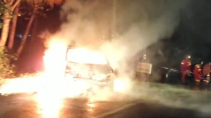 Diduga Akibat Korsleting Listrik, Sebuah Mobil Terbakar saat Hendak Putar Arah di Jalan Tanjakan di Pacitan