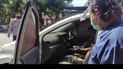 Geger Minibus Dipenuhi Kepulan Asap, Seorang Pengemudi Tewas di dalam Mobil