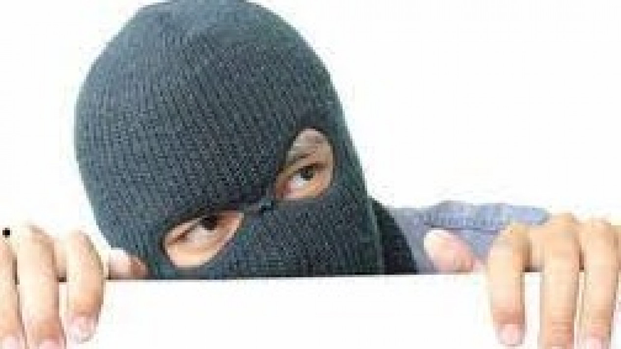 Kepergok Nyolong Kabel Penangkal Petir, Dua Pria Ditangkap Polisi
            - galeri foto