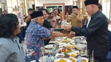 Prof. Dr. H. Azyumardi Azra, M.Phil., M.A., CBE bersama wartawan Sumbar menghadiri jamuan makan siang Gubernur Sumbar, Buya Mahyeldi Ansharullah.