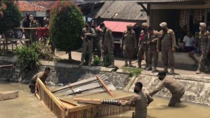 Satpol PP Bekasi Gusur 30 Lapak Liar di Atas Lahan Irigasi Cibarusah