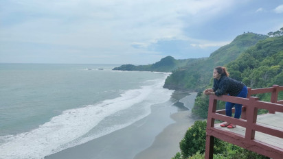 Menikmati Keindahan Hamparan Laut Lepas dari Ketinggian di Pantai Surumanis Kebumen