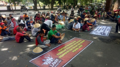 Tolak Kriminalisasi, Petani Bertopi Bambu Demo di DPRD Sumut
