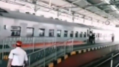 Viral Pria Nekat Masuk Kereta yang Sudah Berjalan, Ini Penjelasan KAI Daop 6 Yogyakarta