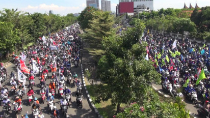 Massa Buruh Kepung Kantor Gubernur Jatim di Jalan Pahlawan Surabaya, Menuntut Penurunan BBM dan Kenaikan Upah Buruh 2022