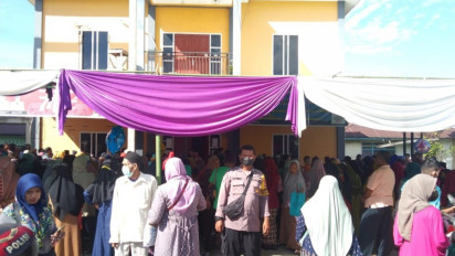 Warga Berbondong-Bondong Datangi Kantor Desa Ambil BLT BBM