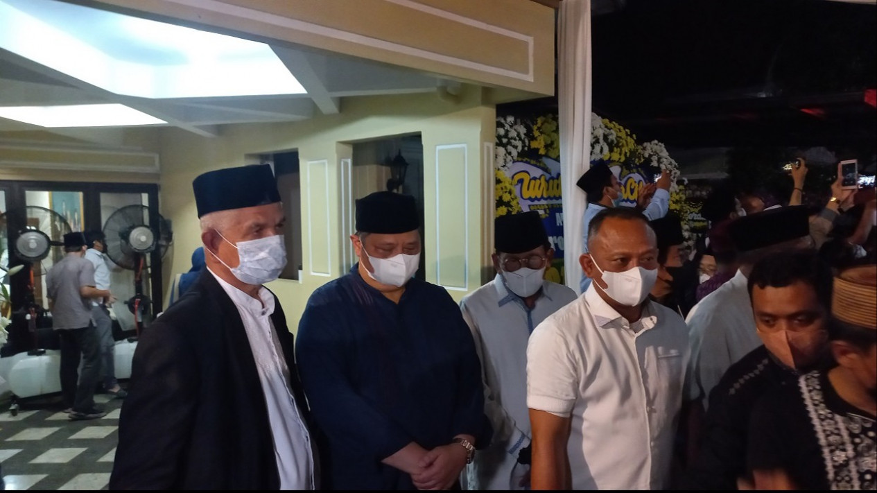 Suasana Rumah Duka Prof Azyumardi Azar, Menko Perkonomian hingga Eks Menag Menunggu di Lokasi
            - galeri foto