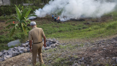 Lagi, Asap Kebakaran Rumput di Jalan Tol, Gubernur Jawa Tengah Ganjar Pranowo yang Lewat Langsung Turun dan Padamkan