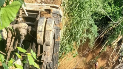 Satu Unit Truk Terjun ke Jurang di Cigombong Bogor, Pihak Kepolisian Lakukan Proses Evakuasi